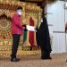 Nova Serahkan Penghargaan kepada Istri Almarhum dr. Imay Indra
