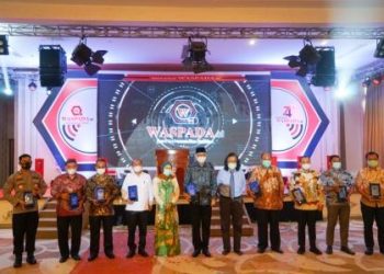 Gubernur Aceh Terima Penghargaan Tokoh Waspada Peduli Indonesia Sehat 2020
