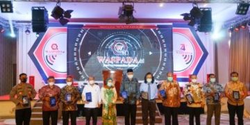 Gubernur Aceh Terima Penghargaan Tokoh Waspada Peduli Indonesia Sehat 2020