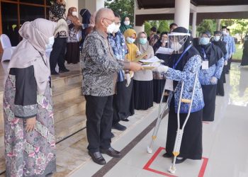 Sekda Aceh Serahkan 1.164 SK Kenaikan Pangkat dan Pensiun ASN