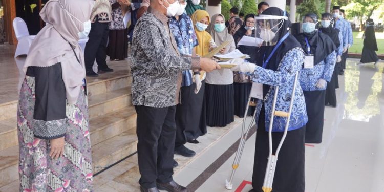 Sekda Aceh Serahkan 1.164 SK Kenaikan Pangkat dan Pensiun ASN