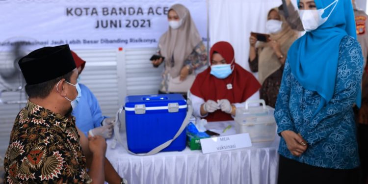 Didampingi Wakil Wali Kota Banda Aceh, Ketua TP PKK Aceh Luncurkan Gebyar Vaksinasi Lansia