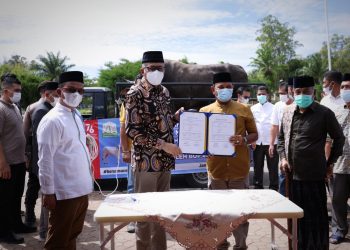 Gubernur Serahkan Sapi Kurban Presiden untuk Masyarakat Aceh Besar