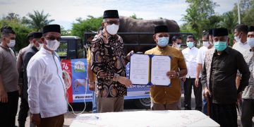 Gubernur Serahkan Sapi Kurban Presiden untuk Masyarakat Aceh Besar