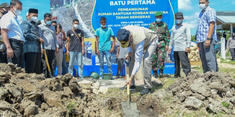 Gubernur Letakkan Batu Pertama Pembangunan 18 Rumah Korban Tanah Bergerak di Kuta Cot Glie
