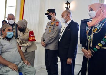 Sekda Aceh Dampingi Wali Nanggroe dan Kapolda Tinjau Vaksinasi Covid-19