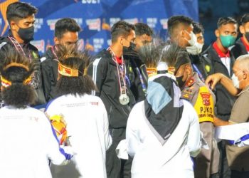 Sekda Aceh Kalungkan Medali Perak kepada Tim Sepak Bola Aceh di PON Papua