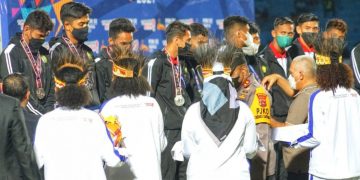 Sekda Aceh Kalungkan Medali Perak kepada Tim Sepak Bola Aceh di PON Papua