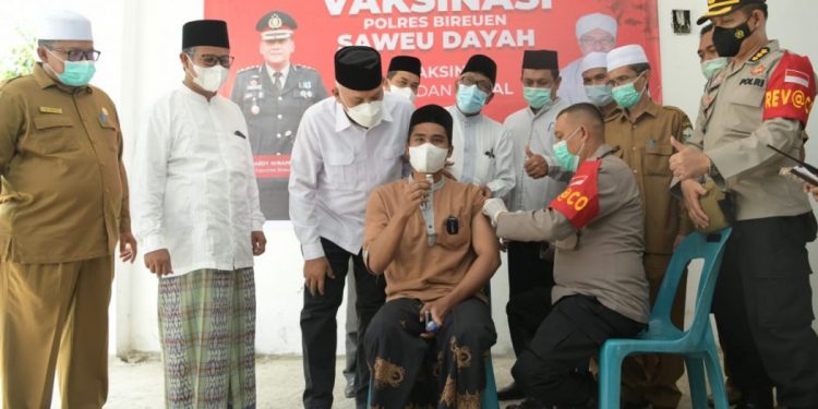 Sekda Aceh Tinjau Vaksinasi Guru dan Santri Dayah MUDI Mesra