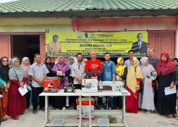 Wakil Ketua DPRA Hendra Budian serahkan Bantuan Mesin Jahit untuk UMKM Bener Meriah