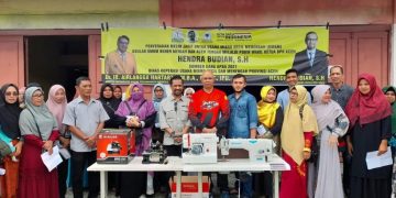 Wakil Ketua DPRA Hendra Budian serahkan Bantuan Mesin Jahit untuk UMKM Bener Meriah