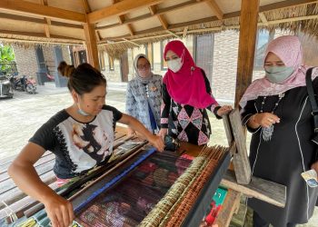 Ketua Dekranasda Aceh Kunjungi Desa Kerajinan Lombok