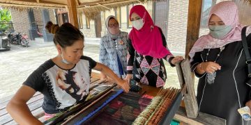 Ketua Dekranasda Aceh Kunjungi Desa Kerajinan Lombok
