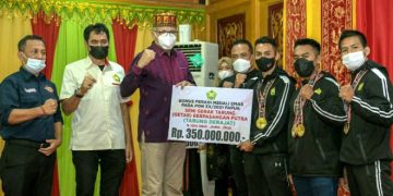 Gubernur Nova Berikan Bonus untuk Atlet Aceh Peraih Medali PON Papua