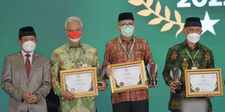 Dukung Gerakan Zakat Indonesia, Gubernur Aceh Terima Anugerah BAZNAS Award 2022