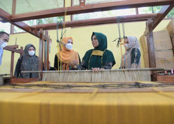 Ketua Dekranasda Aceh Kunjungi Rumah Produksi Tenun Gampong Peulalu