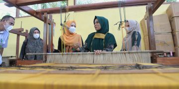 Ketua Dekranasda Aceh Kunjungi Rumah Produksi Tenun Gampong Peulalu
