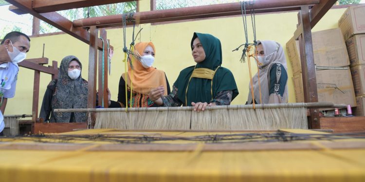 Ketua Dekranasda Aceh Kunjungi Rumah Produksi Tenun Gampong Peulalu