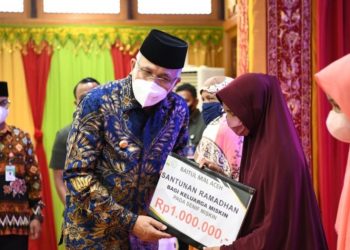 Gubernur Serahkan Santunan Ramadhan untuk 13.500 Masyarakat Aceh Kurang Mampu