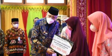 Gubernur Serahkan Santunan Ramadhan untuk 13.500 Masyarakat Aceh Kurang Mampu