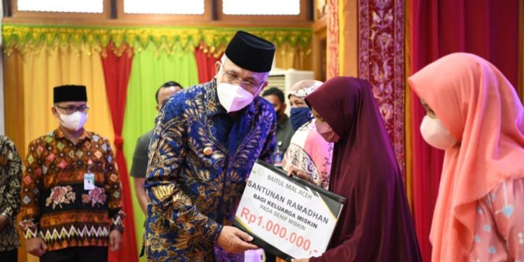 Gubernur Serahkan Santunan Ramadhan untuk 13.500 Masyarakat Aceh Kurang Mampu