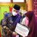 Gubernur Serahkan Santunan Ramadhan untuk 13.500 Masyarakat Aceh Kurang Mampu