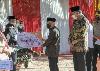 Didampingi Gubernur Nova, Wapres Serahkan Bansos untuk Warga Banda Aceh dan Aceh Besar
