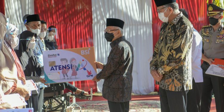 Didampingi Gubernur Nova, Wapres Serahkan Bansos untuk Warga Banda Aceh dan Aceh Besar