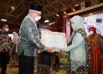 Usai Zikir Sekda Aceh Serahkan Penghargaan kepada Perempuan