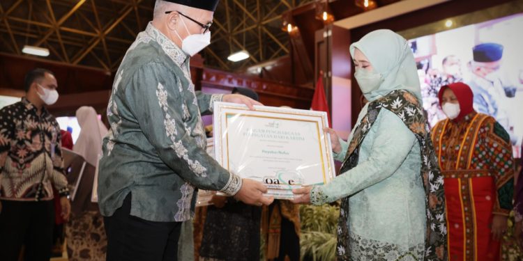 Usai Zikir Sekda Aceh Serahkan Penghargaan kepada Perempuan