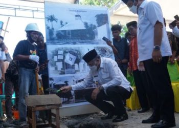 Gubernur Nova Letakkan Batu Pertama Pembangunan Masjid Aceh di Sulbar