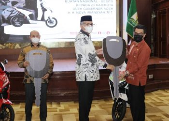 Gubernur Nova Serahkan Motor Listrik untuk 23 Kabupaten Kota