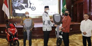 Gubernur Nova Serahkan Motor Listrik untuk 23 Kabupaten Kota