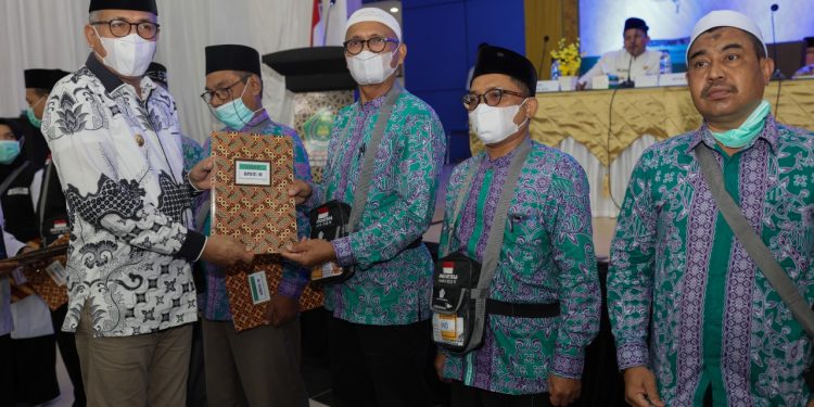Gubernur Nova Lepas Keberangkatan Jamaah Haji Embarkasi Aceh Kloter 1