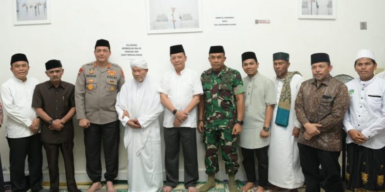 Pj Gubernur Kunjungi Dayah Munawwarah, Takziah Almarhumah Istri Abu Kuta Krueng