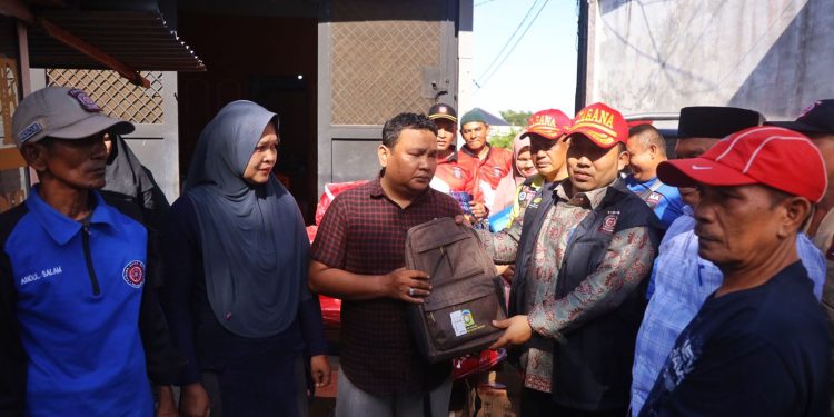 Pj Bupati Aceh Besar Serahkan Bantuan untuk Korban Kebakaran Blang Krueng dan Punie