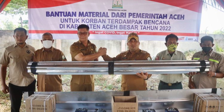 Pj Bupati Aceh Besar Terima Bantuan Material dari Pemerintah Aceh untuk Korban Puting Beliung