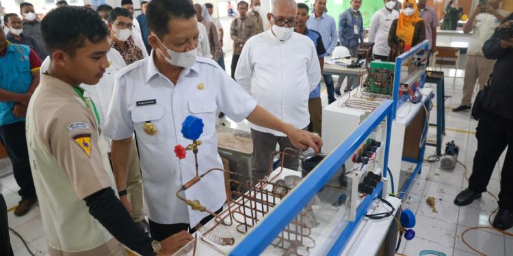 Pj Gubernur Aceh Tinjau Lomba Kopetensi Siswa  SMK Tingkat Provinsi