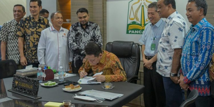 Pj Gubernur Aceh Tandatangani SK Penentuan Venue dan SK Panitia PB PON Aceh Sumut Wilayah Aceh