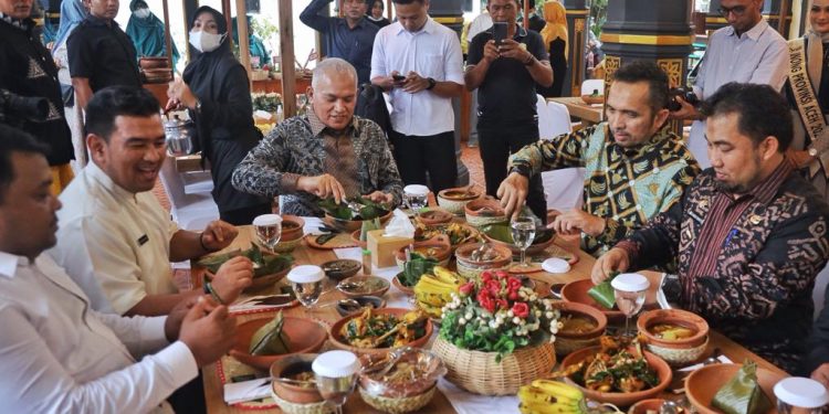 Tinjau Anjungan Aceh Besar, Sekda Aceh dan Direktur Event Daerah Kemenparekraf Dijamu Menu Khas Aceh Rayeuk