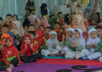 Ayu Candra Mendengarkan Dongeng Bersama Seratusan Anak TK dan PAUD