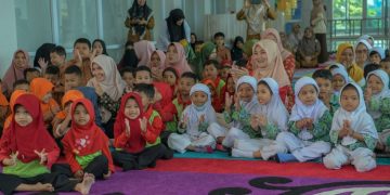 Ayu Candra Mendengarkan Dongeng Bersama Seratusan Anak TK dan PAUD