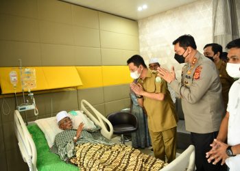 Pj Gubernur dan Kapolda Aceh Jenguk Abu Tumin yang Sedang Dirawat di RSUDZA