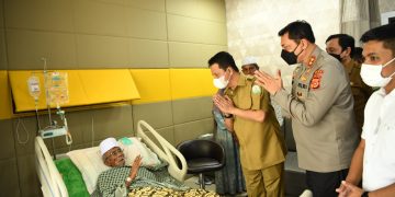 Pj Gubernur dan Kapolda Aceh Jenguk Abu Tumin yang Sedang Dirawat di RSUDZA