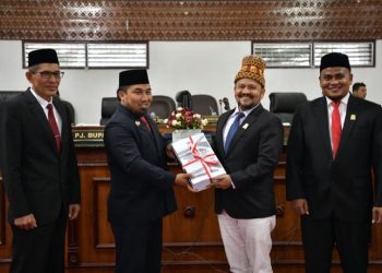 Pj Bupati Serahkan Dokumen Rancangan Perubahan KUA-PPAS kepada DPRK Aceh Besar