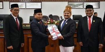 Pj Bupati Serahkan Dokumen Rancangan Perubahan KUA-PPAS kepada DPRK Aceh Besar