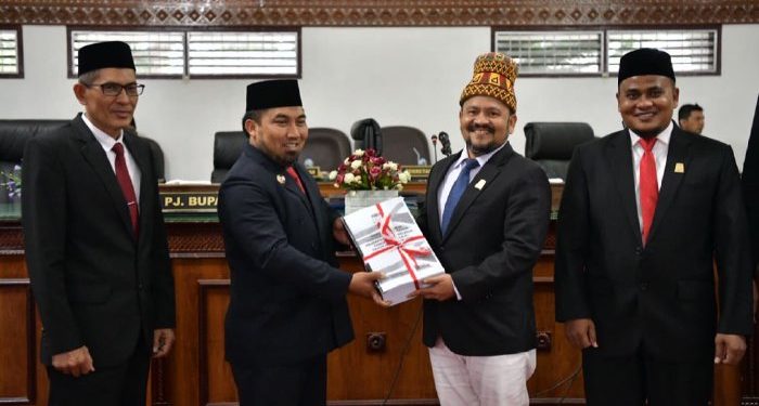 Pj Bupati Serahkan Dokumen Rancangan Perubahan KUA-PPAS kepada DPRK Aceh Besar
