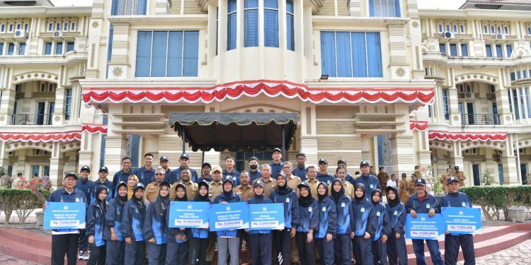 Pemkab Aceh Besar Serahkan Bonus Untuk Atlet Popda