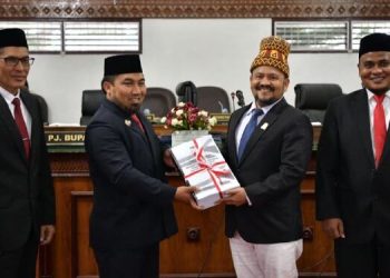 Pj Bupati Serahkan Dokumen Rancangan Perubahan KUA-PPAS kepada DPRK Aceh Besar