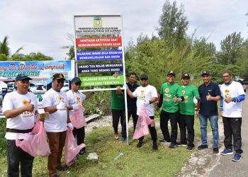 Kampanye Sadar Wisata, Pj Bupati Aceh Besar bersama Masyarakat Bersihkan Kawasan Pantai Lampuuk